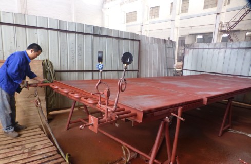 青島凱能鍋爐正在對(duì)產(chǎn)品進(jìn)行水壓試驗(yàn)